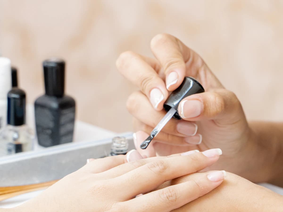 Manos durante una sesión de manicura